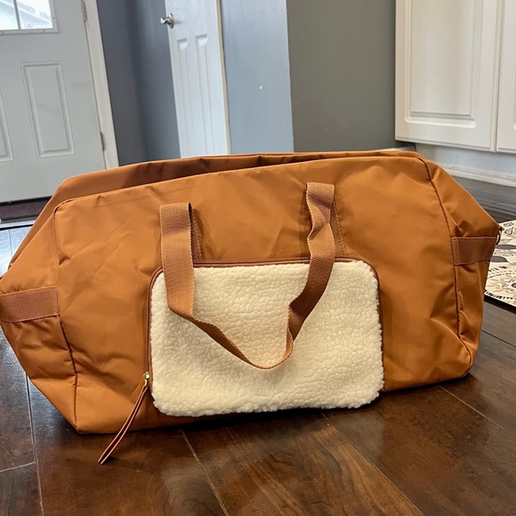 NWT Large Chic Duffle Bag - Picture 2 of 10